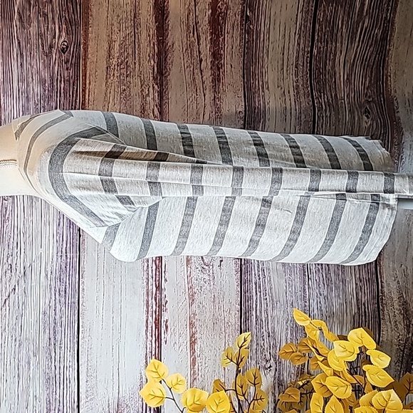 NEW CABI GRAY STRIPED V NECK LONG SLEEVE PULLOVER TEE - Picture 3 of 11